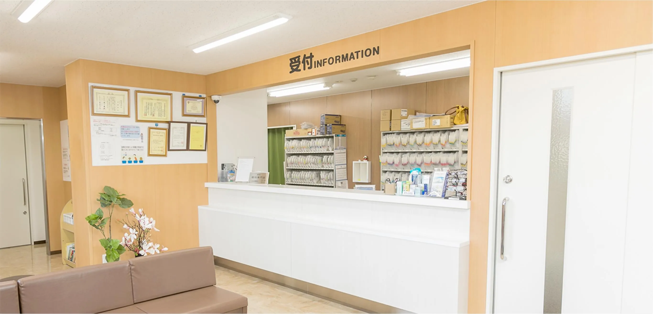 目と体の両方をケアします 患者様への伝え方、導入器械すべてを選択する基準は「自分が受けたい治療」です Kamiyashiro Eye Clinic